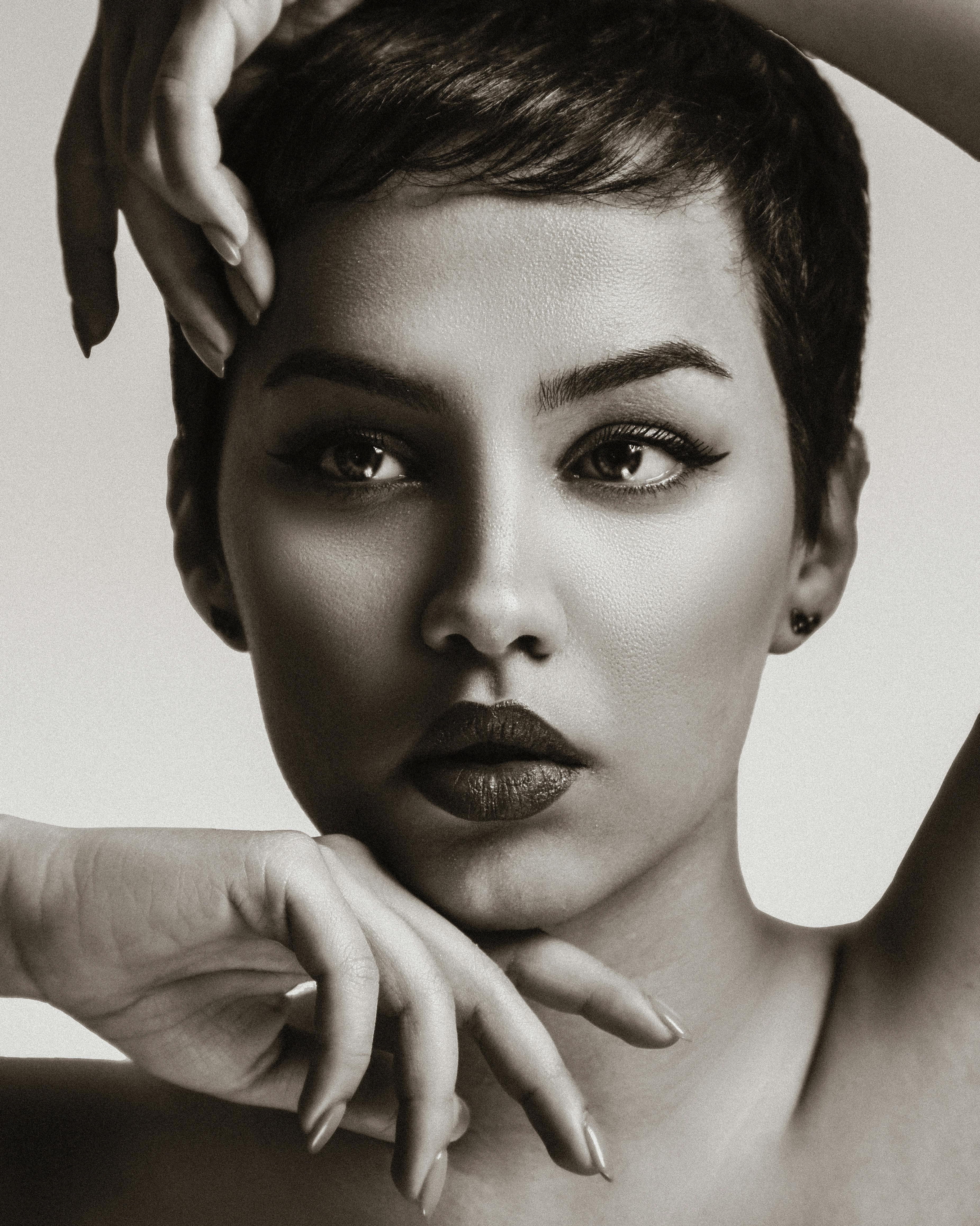 高评分封面图：电影质感与人物特写