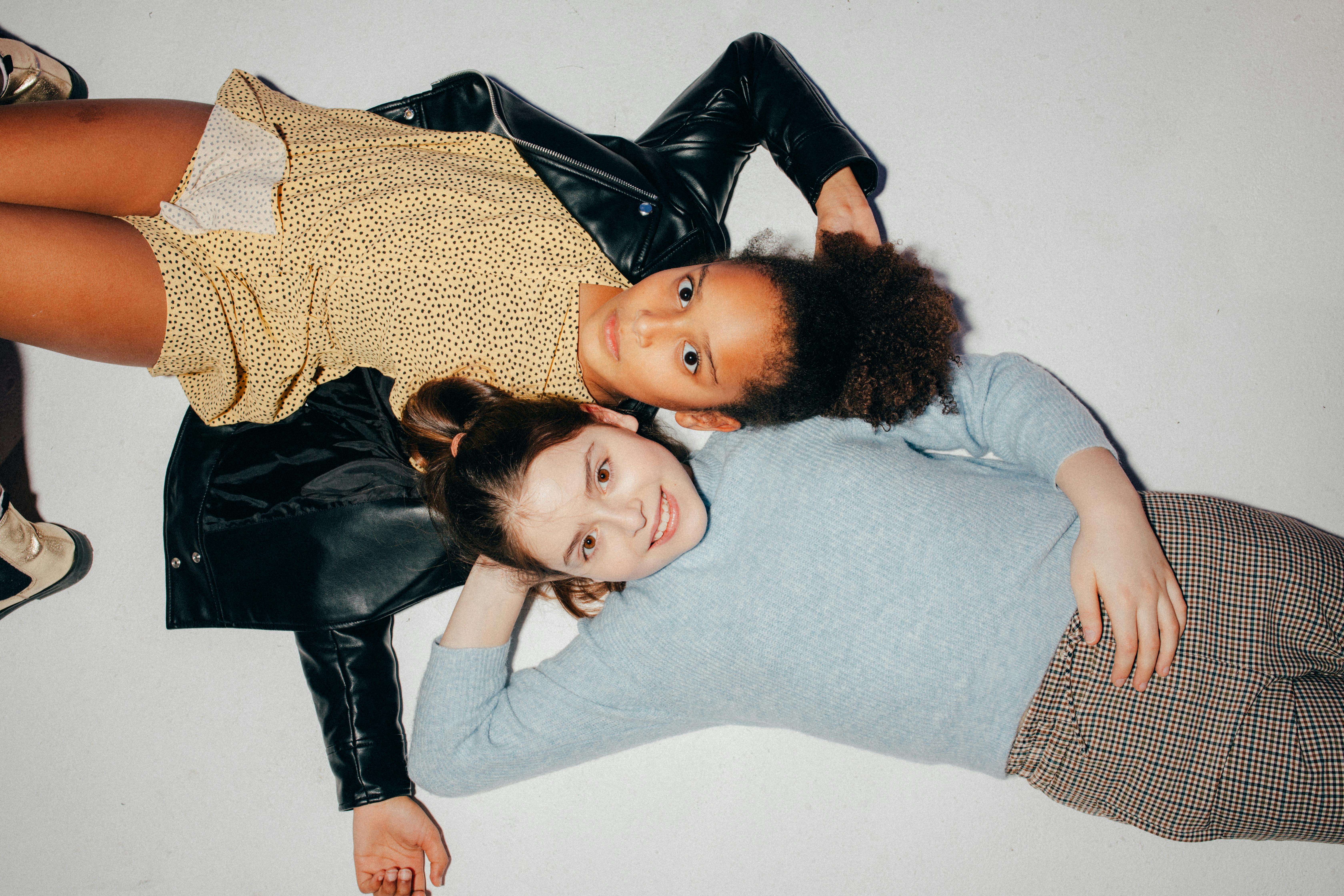 最新更新封面图：明亮舞台与娱乐氛围