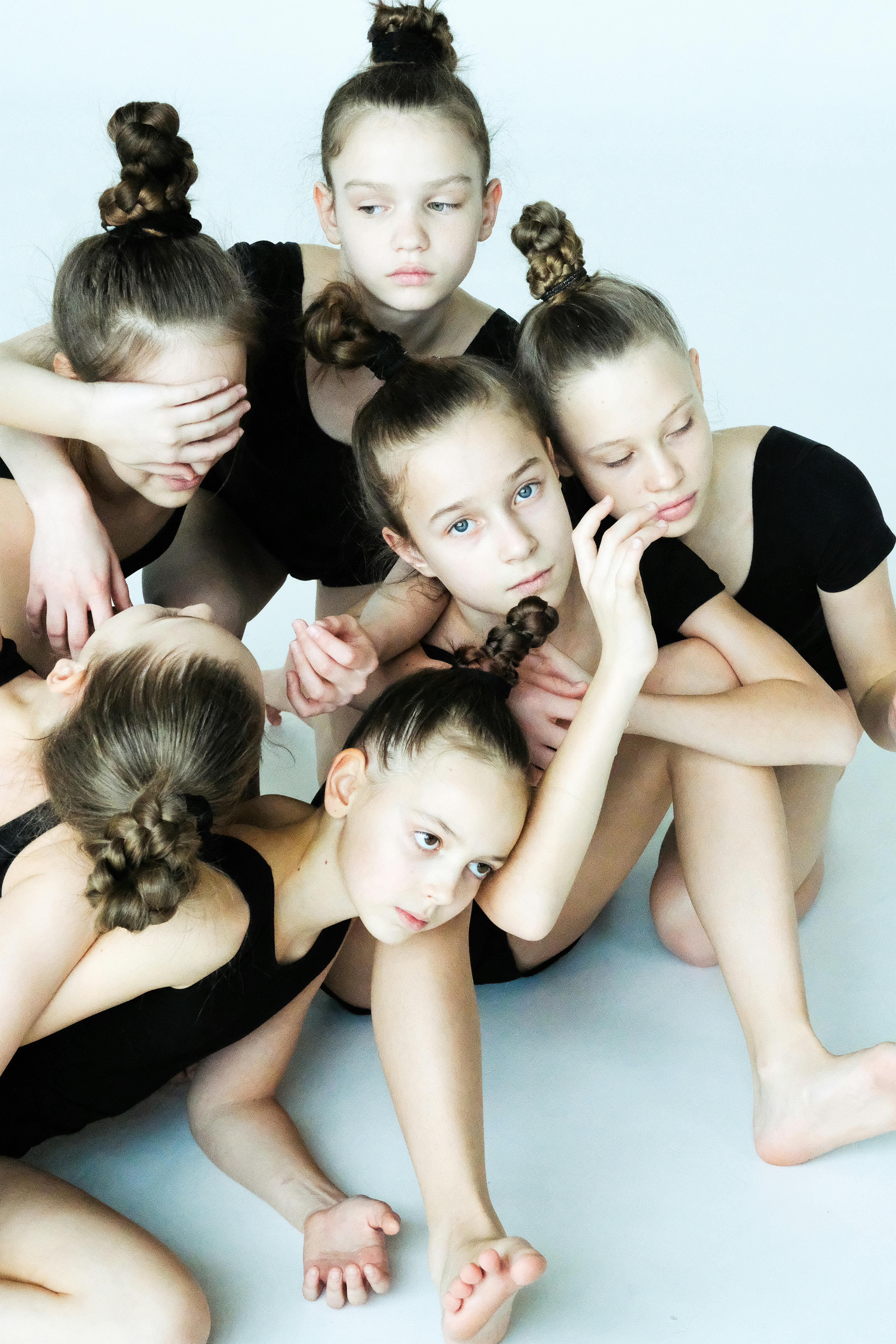 动漫更新封面图：角色轮廓与热血氛围